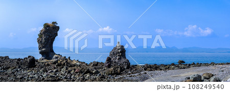 海を背景に溶岩塔・岩石風景 「両子岩(ふたごいわ)」観光スポット 長崎県南島原市 海を背景に溶岩塔・岩石風景 「両子岩(ふたごいわ)」観光スポット 長崎県南島原市 108249540