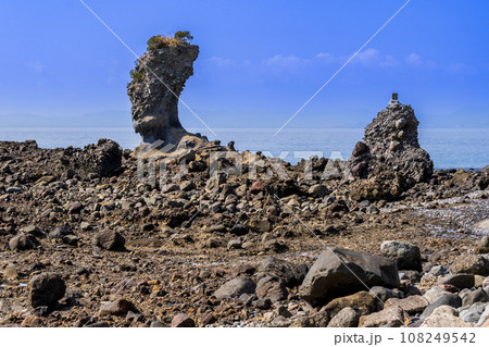 海を背景に溶岩塔・岩石風景 「両子岩(ふたごいわ)」観光スポット 長崎県南島原市 海を背景に溶岩塔・岩石風景 「両子岩(ふたごいわ)」観光スポット 長崎県南島原市 108249542