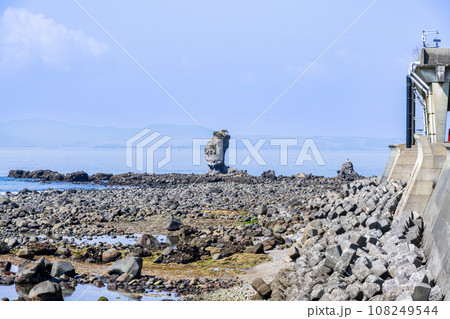 海を背景に溶岩塔・岩石風景 「両子岩(ふたごいわ)」観光スポット 長崎県南島原市 海を背景に溶岩塔・岩石風景 「両子岩(ふたごいわ)」観光スポット 長崎県南島原市 108249544