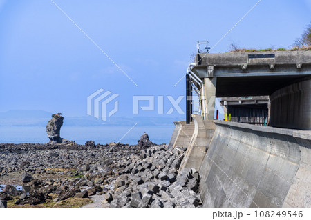海を背景に溶岩塔・岩石風景　「両子岩（ふたごいわ）」観光スポット　長崎県南島原市 108249546