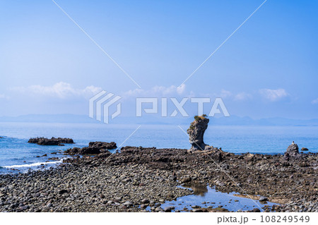 海を背景に溶岩塔・岩石風景 「両子岩(ふたごいわ)」観光スポット 長崎県南島原市 海を背景に溶岩塔・岩石風景 「両子岩(ふたごいわ)」観光スポット 長崎県南島原市 108249549