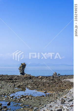 海を背景に溶岩塔　「両子岩（ふたごいわ）」観光スポット　長崎県南島原市 108249655