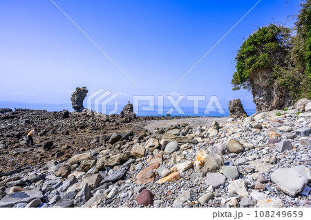海を背景に溶岩塔　「両子岩（ふたごいわ）」観光スポット　長崎県南島原市 108249659