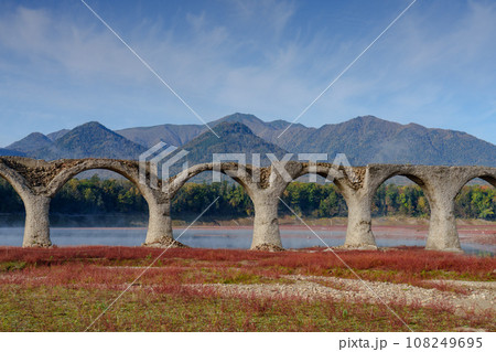 タウシュベツ川橋梁と紅葉 北海道観光 10月 タウシュベツ川橋梁と紅葉 北海道観光 10月 108249695