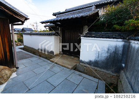 【重要伝統的建造物群保存地区】笠島　マッチョ通りの東端2　香川県丸亀市本島 108250216