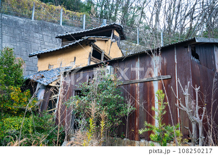 【重要伝統的建造物群保存地区】笠島　崩れゆく廃屋とたばこ乾燥場　香川県丸亀市本島 108250217
