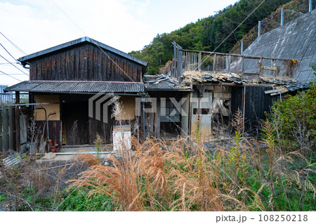 【重要伝統的建造物群保存地区】笠島 崩れゆく廃屋 香川県丸亀市本島 【重要伝統的建造物群保存地区】笠島 崩れゆく廃屋 香川県丸亀市本島 108250218