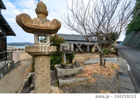 【重要伝統的建造物群保存地区】笠島 古い常夜灯1 香川県丸亀市本島 【重要伝統的建造物群保存地区】笠島 古い常夜灯1 香川県丸亀市本島 108250221