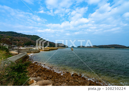【重要伝統的建造物群保存地区】笠島 冬の海岸線の風景 香川県丸亀市本島 【重要伝統的建造物群保存地区】笠島 冬の海岸線の風景 香川県丸亀市本島 108250224