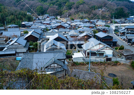 【重要伝統的建造物群保存地区】笠島　東山の山腹から見た集落5　香川県丸亀市本島 108250227