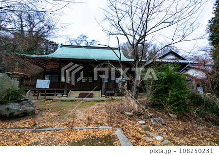 【重要伝統的建造物群保存地区】笠島 専称寺の境内 香川県丸亀市本島 【重要伝統的建造物群保存地区】笠島 専称寺の境内 香川県丸亀市本島 108250231