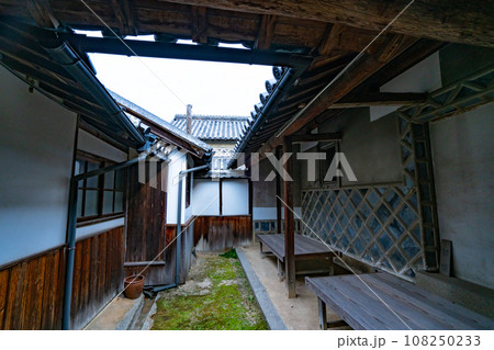 【重要伝統的建造物群保存地区】笠島　笠島まち並保存センター（真木邸）の風景1　香川県丸亀市本島 108250233