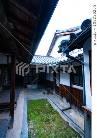 【重要伝統的建造物群保存地区】笠島　笠島まち並保存センター（真木邸）の風景3　香川県丸亀市本島 108250235