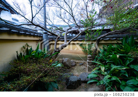 【重要伝統的建造物群保存地区】笠島 笠島まち並保存センター(真木邸)の風景6 香川県丸亀市本島 【重要伝統的建造物群保存地区】笠島 笠島まち並保存センター(真木邸)の風景6 香川県丸亀市本島 108250238
