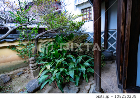 【重要伝統的建造物群保存地区】笠島　笠島まち並保存センター（真木邸）の風景7　香川県丸亀市本島 108250239