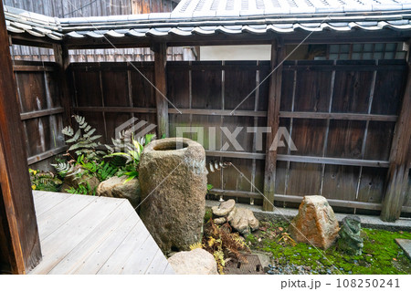 【重要伝統的建造物群保存地区】笠島 笠島まち並保存センター(真木邸)の風景8 香川県丸亀市本島 【重要伝統的建造物群保存地区】笠島 笠島まち並保存センター(真木邸)の風景8 香川県丸亀市本島 108250241