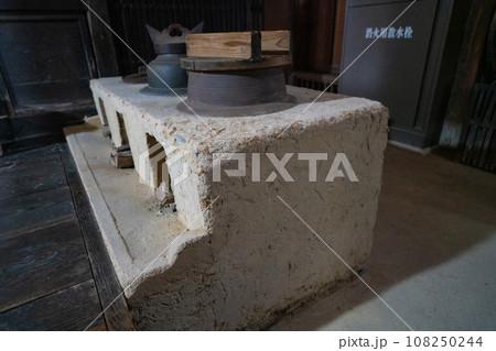 【重要伝統的建造物群保存地区】笠島 笠島まち並保存センター(真木邸)内のかまど1 香川県丸亀市本島 【重要伝統的建造物群保存地区】笠島 笠島まち並保存センター(真木邸)内のかまど1 香川県丸亀市本島 108250244