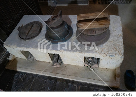 【重要伝統的建造物群保存地区】笠島　笠島まち並保存センター（真木邸）内のかまど2　香川県丸亀市本島 108250245