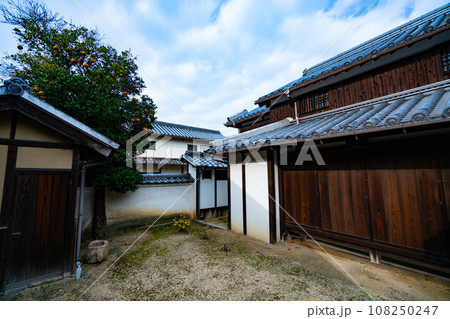 【重要伝統的建造物群保存地区】笠島 笠島まち並保存センター(真木邸)の風景11 香川県丸亀市本島 【重要伝統的建造物群保存地区】笠島 笠島まち並保存センター(真木邸)の風景11 香川県丸亀市本島 108250247