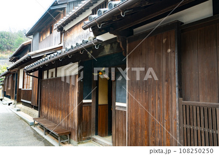 【重要伝統的建造物群保存地区】笠島　ふれあいの館（旧真木邸）とマッチョ通り　香川県丸亀市本島 108250250