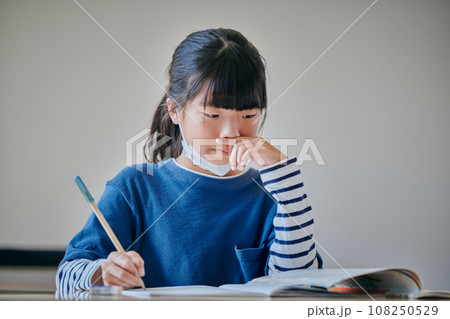 鼻水が止まらなくて手で押さえる小学生の女の子 鼻水が止まらなくて手で押さえる小学生の女の子 108250529