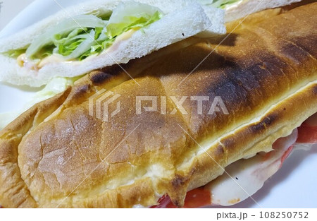 【トマトとベーコンのパニーニ】 108250752