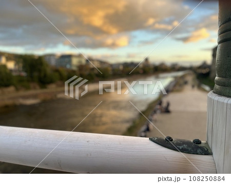 夕日に染まる三条大橋 108250884