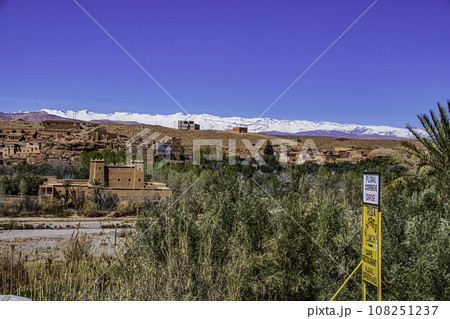 モロッコのサハラ砂漠でのパーキングでの景色 108251237