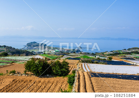 棚畑展望台 長崎県だんだん畑 観光スポットから観えるパノラマ風景(長崎県雲仙市南串山町) 棚畑展望台 長崎県だんだん畑 観光スポットから観えるパノラマ風景(長崎県雲仙市南串山町) 108251884