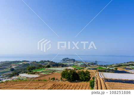 棚畑展望台 　長崎県だんだん畑　観光スポットから観えるパノラマ風景(長崎県雲仙市南串山町) 108251886