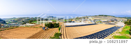 棚畑展望台 　長崎県だんだん畑　観光スポットから観えるパノラマ風景(長崎県雲仙市南串山町) 108251897