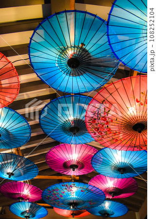 ライトアップされたカラフルな和傘 108252104