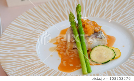 フランス料理のフルコースの白身魚 108252376