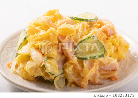 鹿児島県産　マロンゴールド(さつまいも)のポテトサラダ 108253175