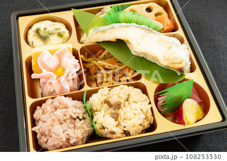 美味しい焼魚入りの松花堂弁当 美味しい焼魚入りの松花堂弁当 108253530