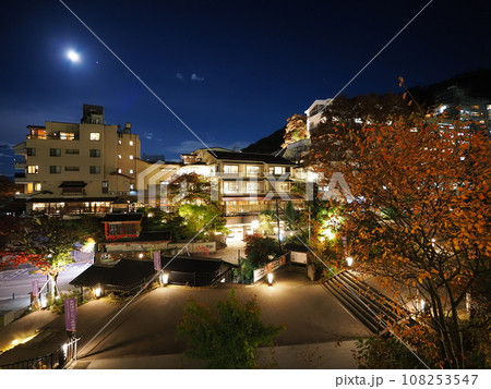 月夜の伊香保温泉 108253547