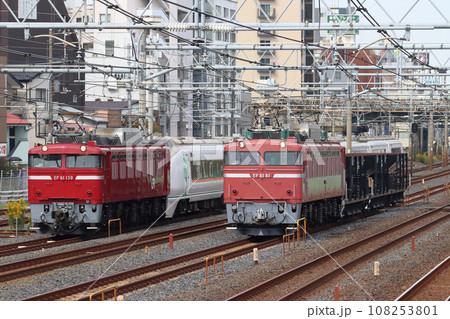 EF81形電気機関車牽引：配給列車同士で並走する東北線にて 108253801