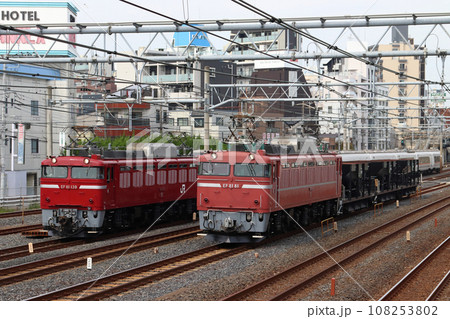 EF81形電気機関車牽引：配給列車同士で並走する東北線にて 108253802