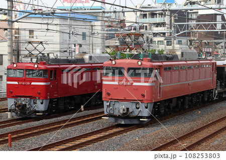 EF81形電気機関車牽引:配給列車同士で並走する東北線にて EF81形電気機関車牽引:配給列車同士で並走する東北線にて 108253803