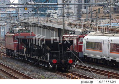 EF81形電気機関車牽引：配給列車同士で並走する東北線にて 108253804