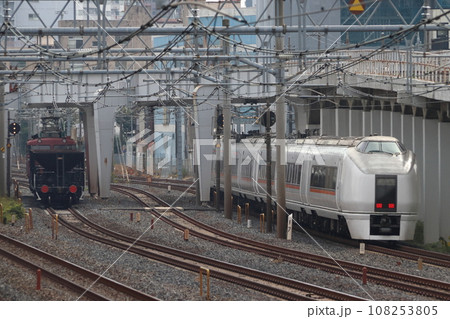 EF81形電気機関車牽引：配給列車同士で並走する東北線にて 108253805