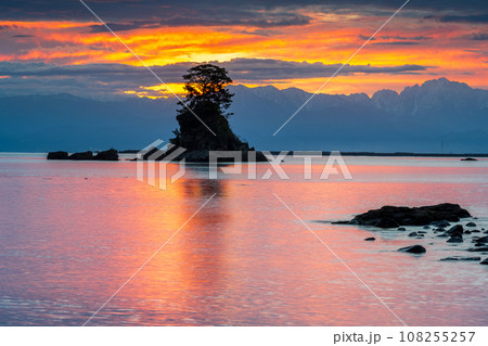 静かな波の富山湾と幻想的な朝を迎えた雨晴海岸の景色｜富山県高岡市 108255257