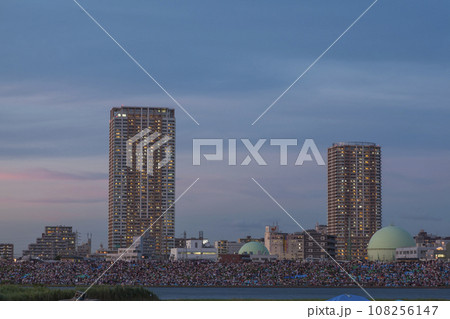 夕焼けに染まる空 ビル ビル群 河川敷 夕焼け 夕日に集う人々 夕焼け空 人物シルエット 夕焼けに染まる空 ビル ビル群 河川敷 夕焼け 夕日に集う人々 夕焼け空 人物シルエット 108256147