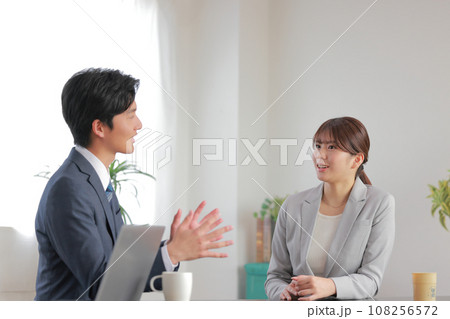 1on1_上司からの話に気付きのあったビジネスウーマン1 108256572