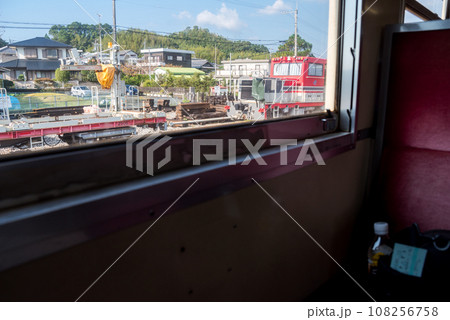 【牟岐線】羽ノ浦駅に停車する車窓 108256758