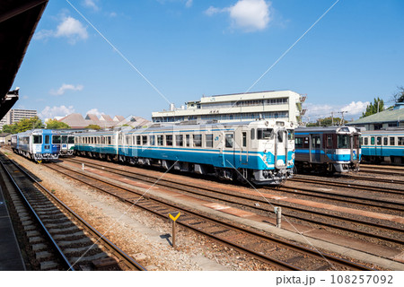 【徳島駅】車両が行き交う午前の徳島運転所 108257092