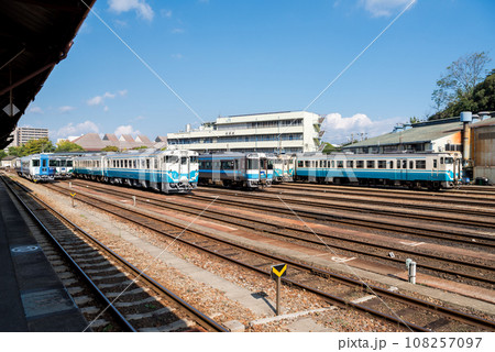 【徳島駅】車両が行き交う午前の徳島運転所 【徳島駅】車両が行き交う午前の徳島運転所 108257097