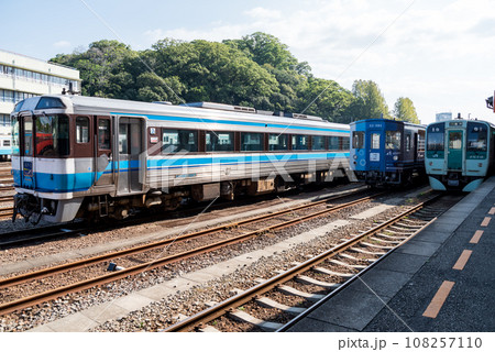 【徳島駅】車両が行き交う午前の徳島運転所 【徳島駅】車両が行き交う午前の徳島運転所 108257110