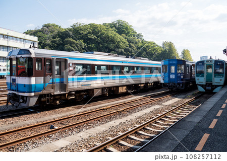 【徳島駅】車両が行き交う午前の徳島運転所 108257112
