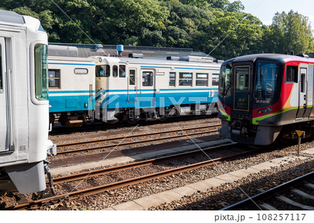 【徳島駅】車両が行き交う午前の徳島運転所 108257117
